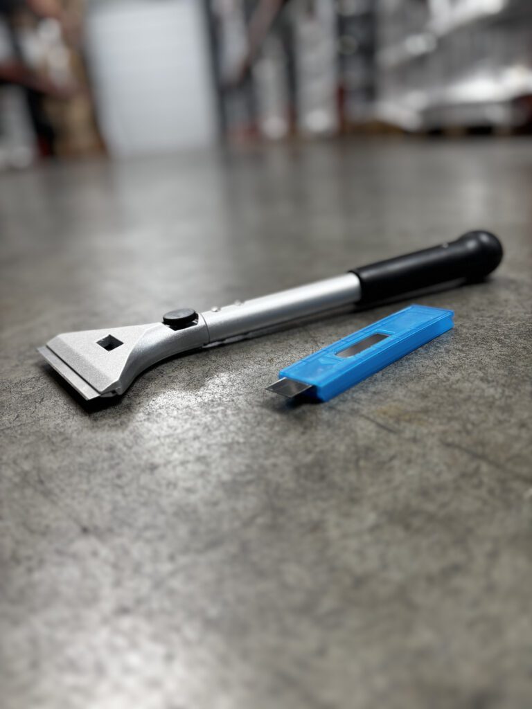 SCRAPER À LAMES INTERCHANGEABLES