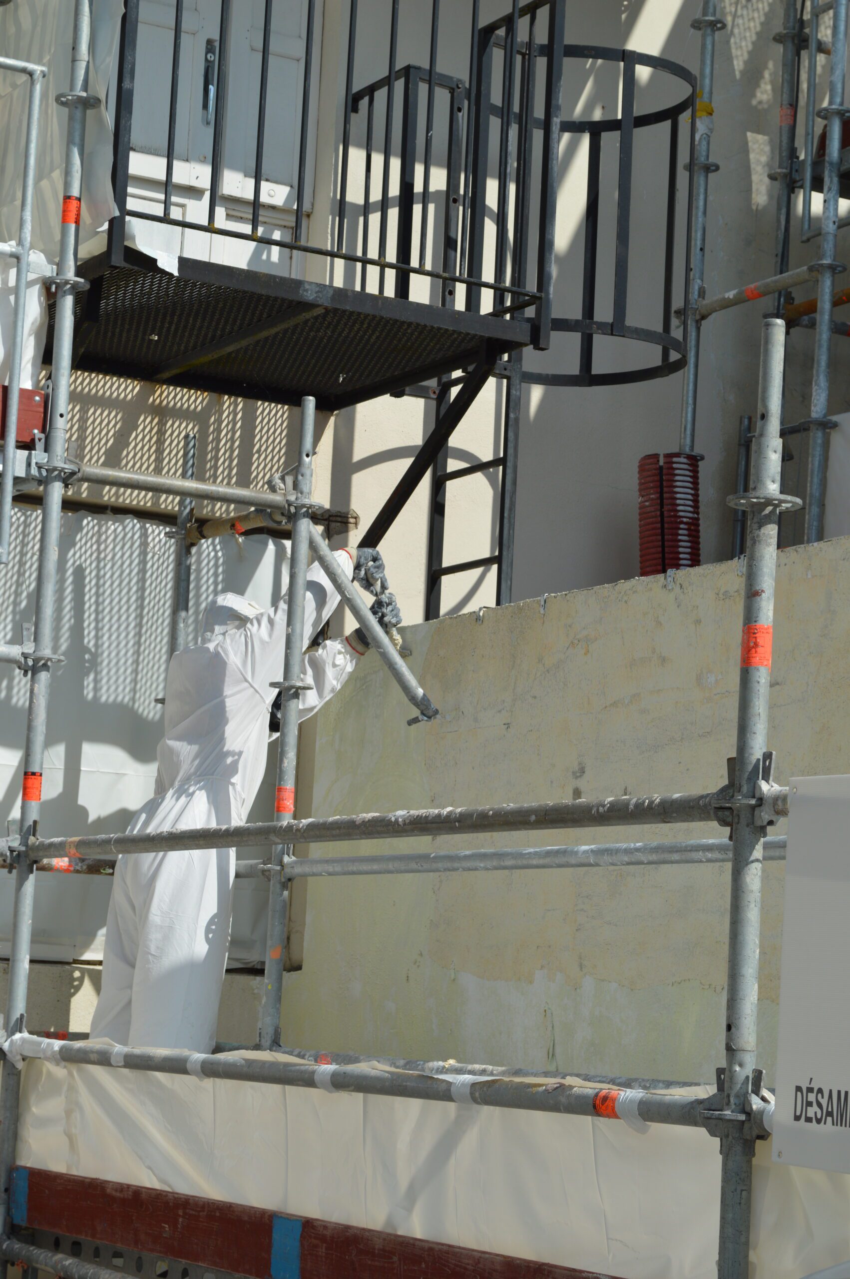 Chantier de dépollution avec la gamme AMIANTOL